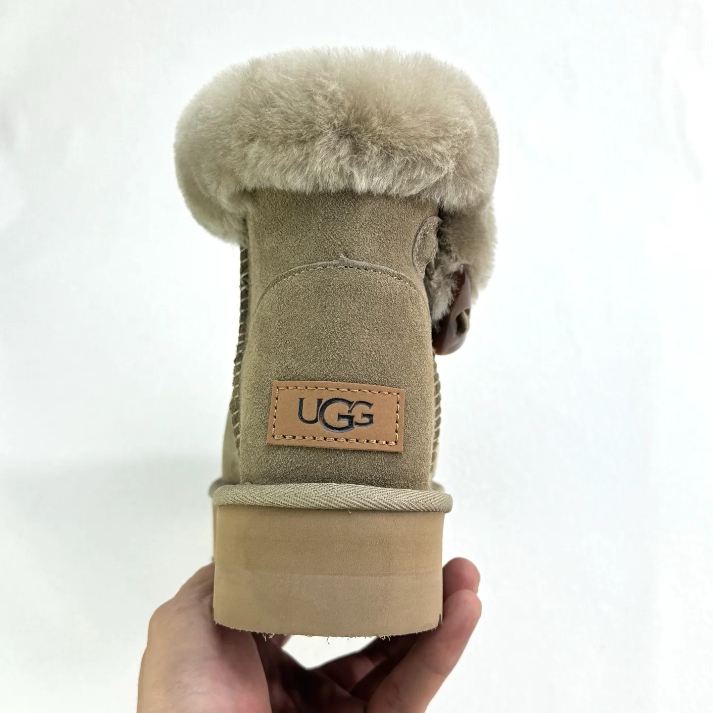 Pick up locally 💰480, the core recommendation is good price, the platform’s foreign trade is exclusive to UGG Classic Short II horn buckle women’s snow boots 1118816 Produced by the ten-year-old brand shoemaking foundry production line, paying attention to every detail, Longfeng A-grade genuine sheep fur, completely following the ZP process. Size: 35 36 37 38 39 40 Number: 29YDEF39